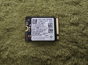 取出したSSD