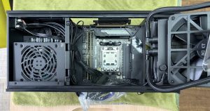 マザーボードをケースへ取り付け